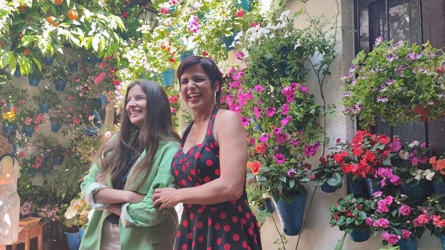 La candidata de Adelante Andalucía a la presidencia de la Junta, Teresa Rodríguez (dcha.) , en una foto de archivo junto a Marta Sánchez, candidata por Córdoba, en un patio cordobés.