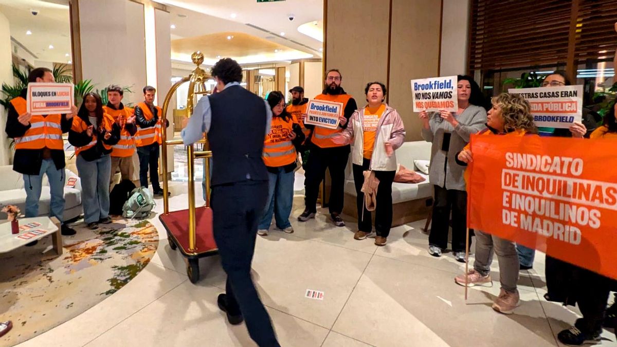 Inquilinos indignados 'toman' el Hotel Marriott de Plaza España para protestar contra la irrupción de otro fondo buitre
