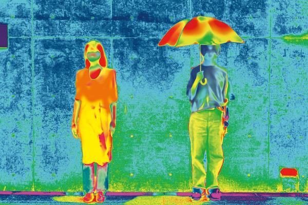 Esta imagen muestra cómo una sombrilla reduce la temperatura en comparación con estar de pie sin ella bajo la luz solar directa.