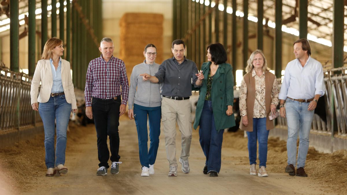 Visita de Juanma Moreno a la ganadería El Cruce