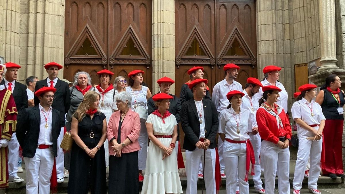 Representantes del Ararteko, Gobierno vasco, Diputación Foral de Gipuzkoa y del Ayuntamiento de Hondarribia durante el desfile de la compañía Jaizkibel en su 30 aniversario