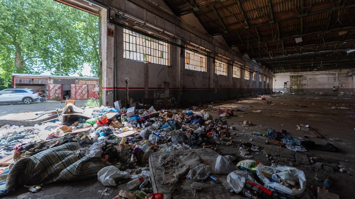 Interior de URSSA, una de las fábricas abandonadas en las que malviven decenas de personas