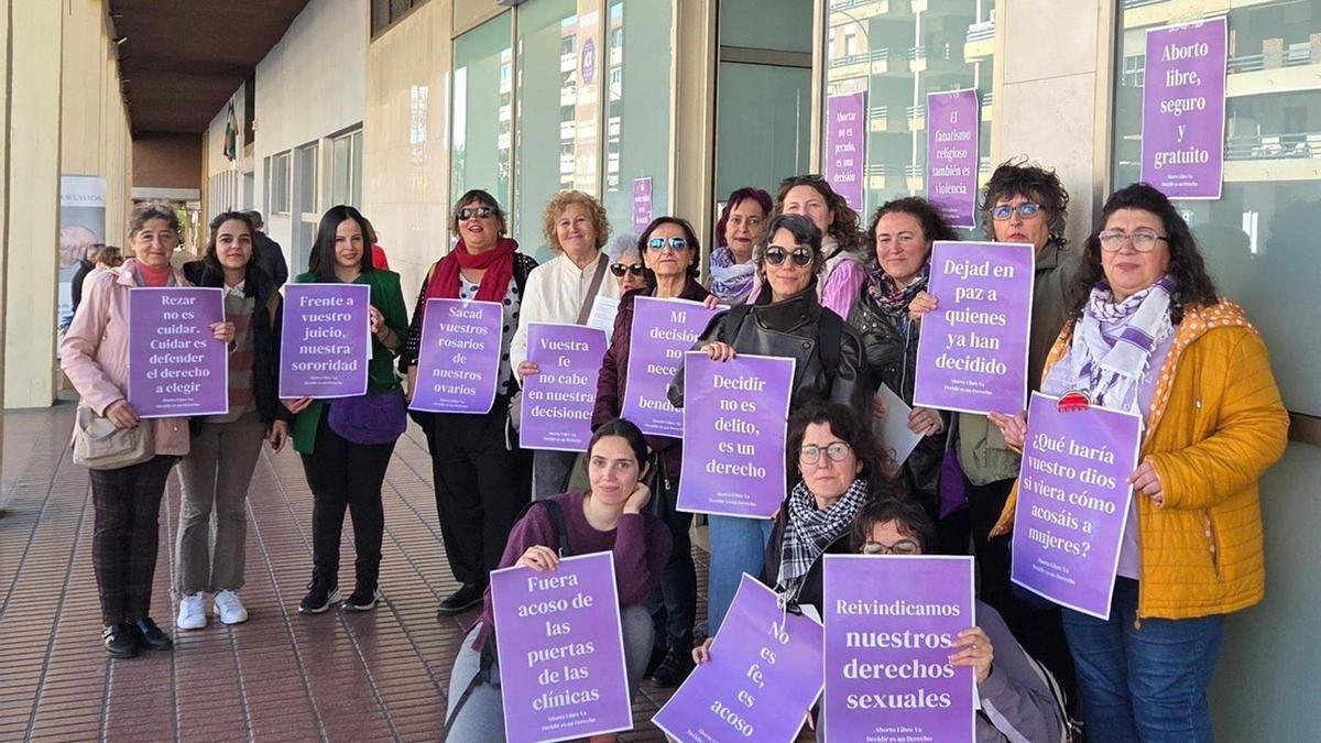 Feministas se concentran para defender el derecho al "aborto libre y sin acoso"