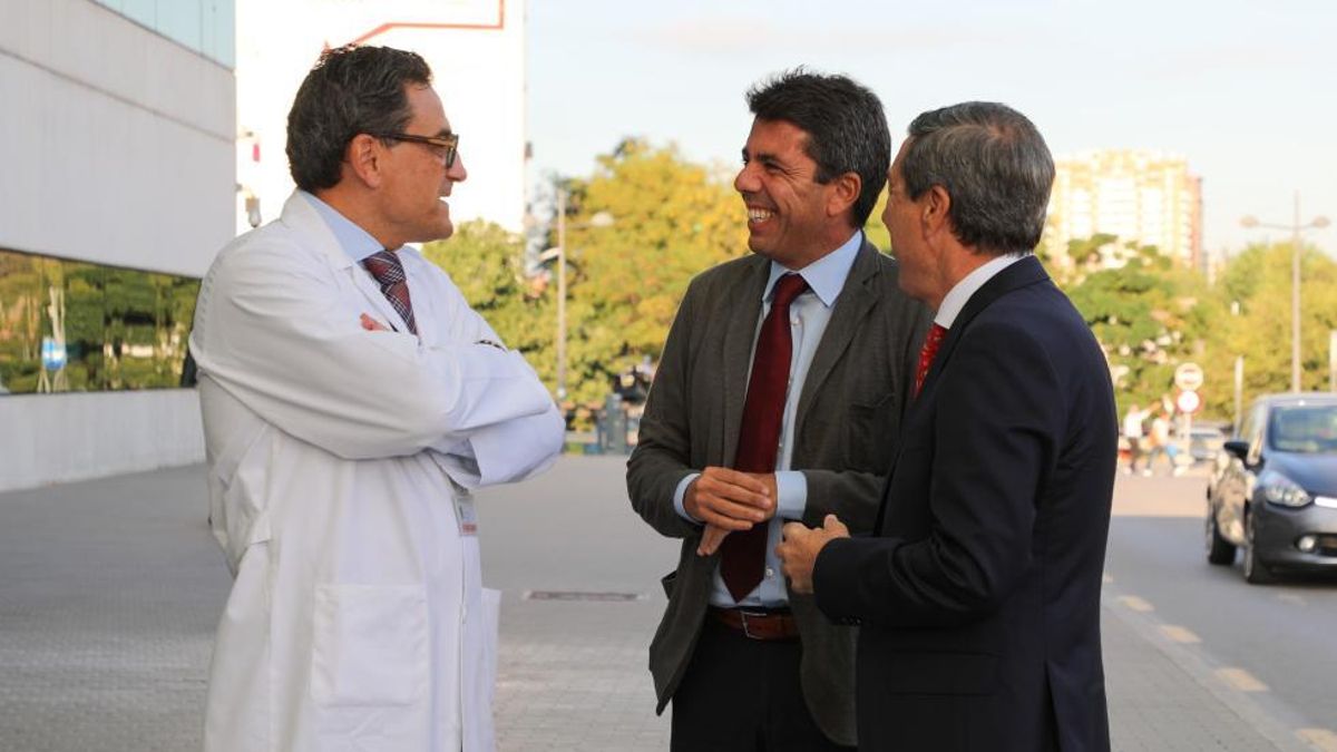 El gerente del Hospital La Fe, José Luis Poveda, en conversación con el presidente de la Generalitat, Carlos Mazón, y el conseller de Sanidad, Marciano Gómez.
