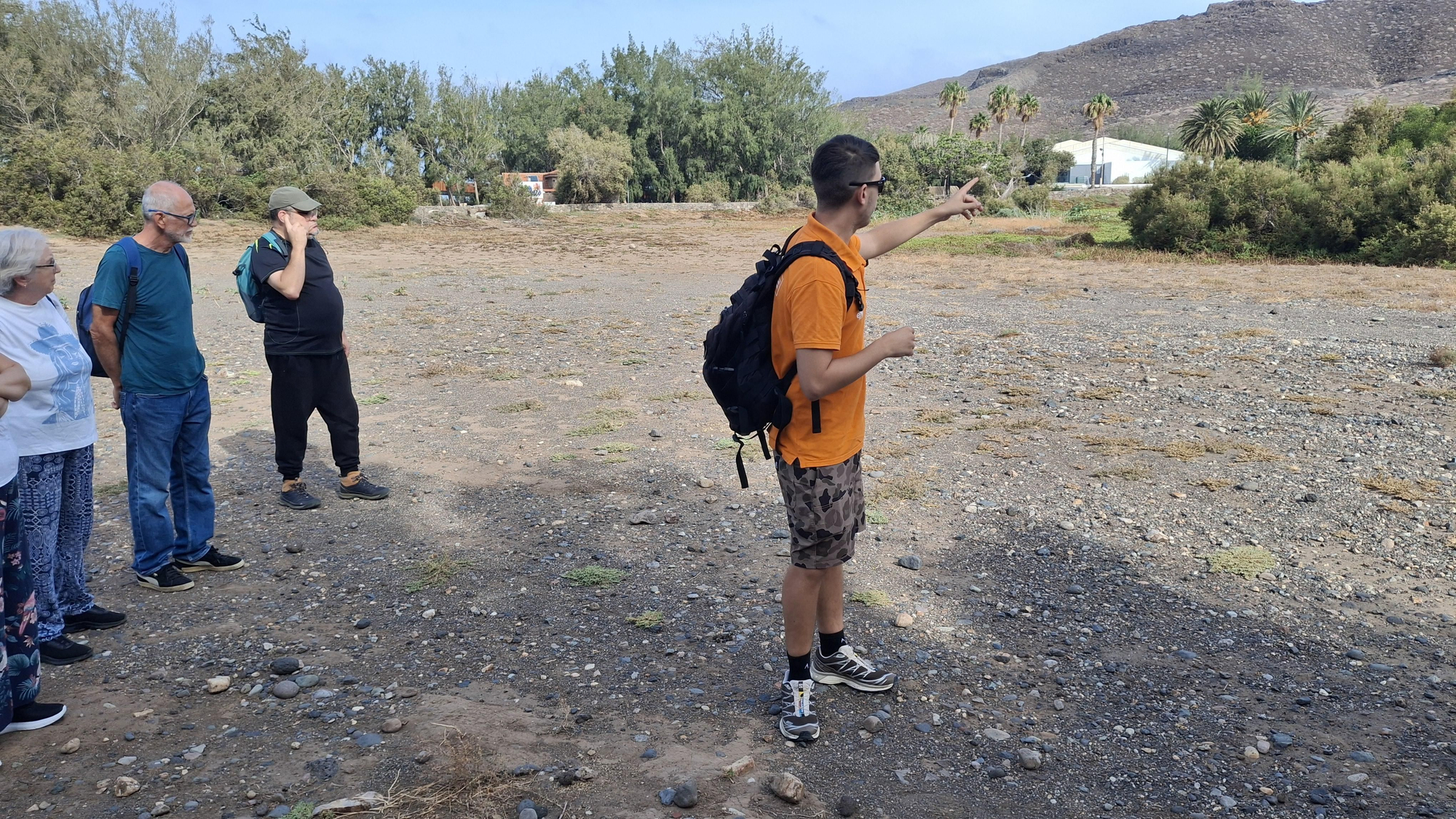 El guía de la ruta, sobre el fondo de un charco que desapareció hace miles de años, explica el yacimiento paleontológico descubierto en La Marciega.