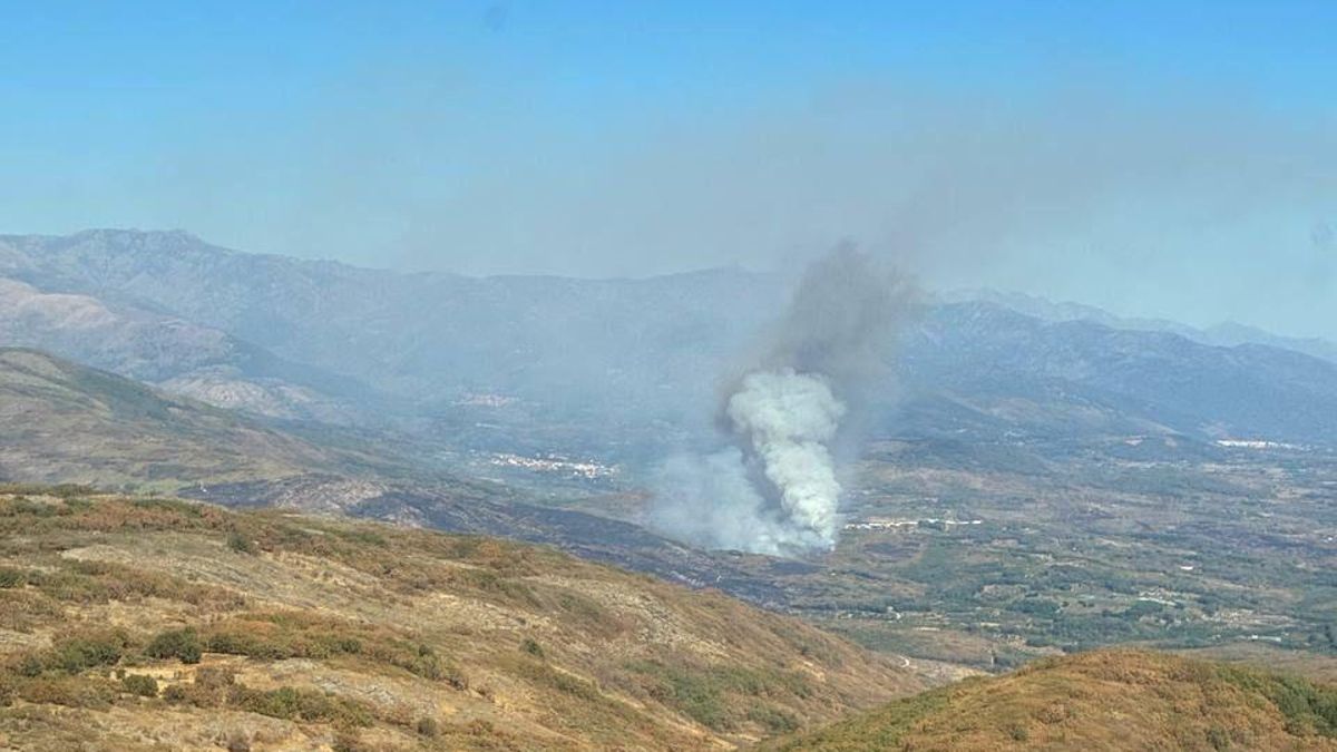 Imagen aérea del incendio forestal en el término municipal de Cuacos de Yuste (Cáceres)