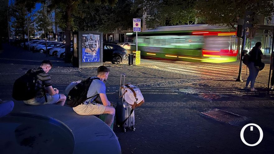 Una noche de velas, linternas, transistores y oscuridad: las imágenes de Córdoba a oscuras