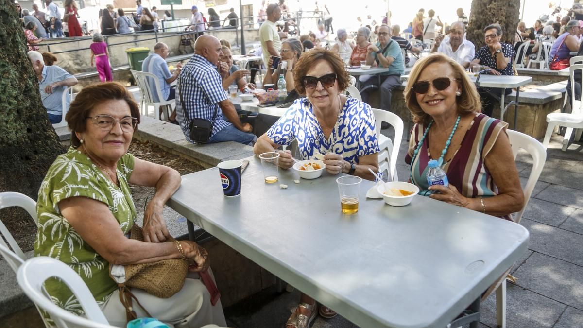 Salmorejá y ambiente en la Velá el día de la Fuensanta