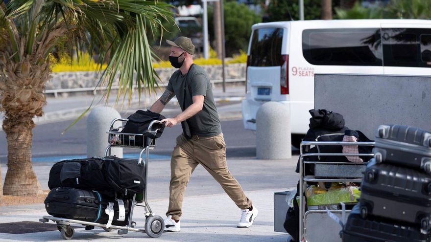 Llegada de un turista al aeropuerto de Tenerife Sur