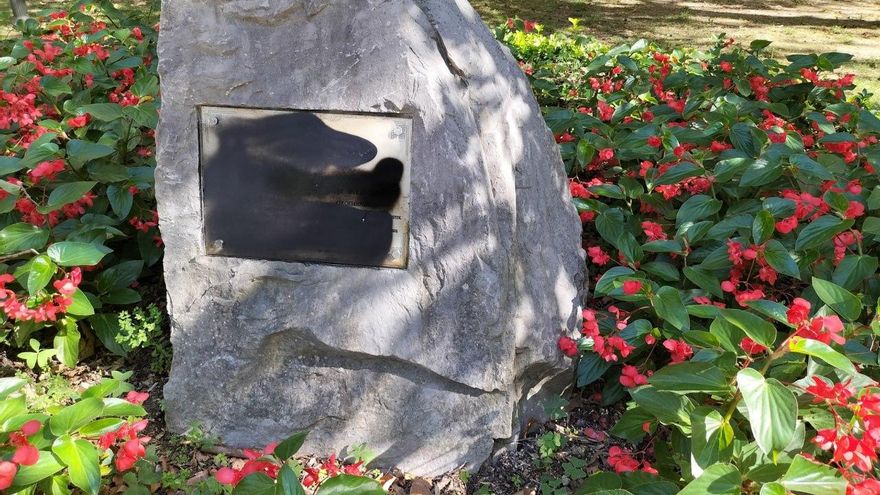 La Policía investiga un ataque a la tumba en memoria de Fernando Buesa, asesinado por ETA en Vitoria en 2000