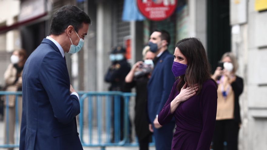 El presidente del Gobierno, Pedro Sánchez, saluda a la ministra de Igualdad, Irene Montero, a su llegada al acto institucional con motivo del 8 de marzo