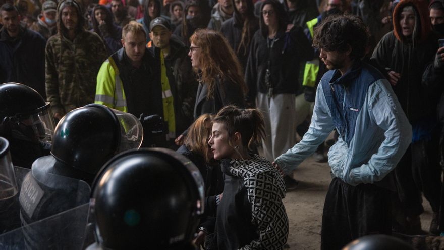 Los Mossos desalojan la 'rave' ilegal de Nochevieja en Llinars y detienen a dos de sus organizadores