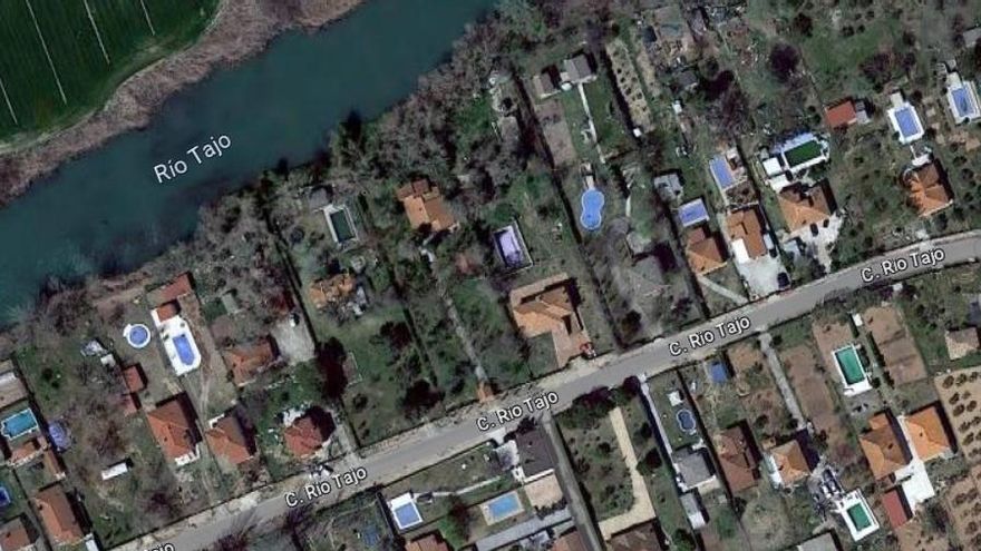 Cuando las urbanizaciones se 'comen' al núcleo urbano: el pueblo junto al Tajo con casi más piscinas que habitantes