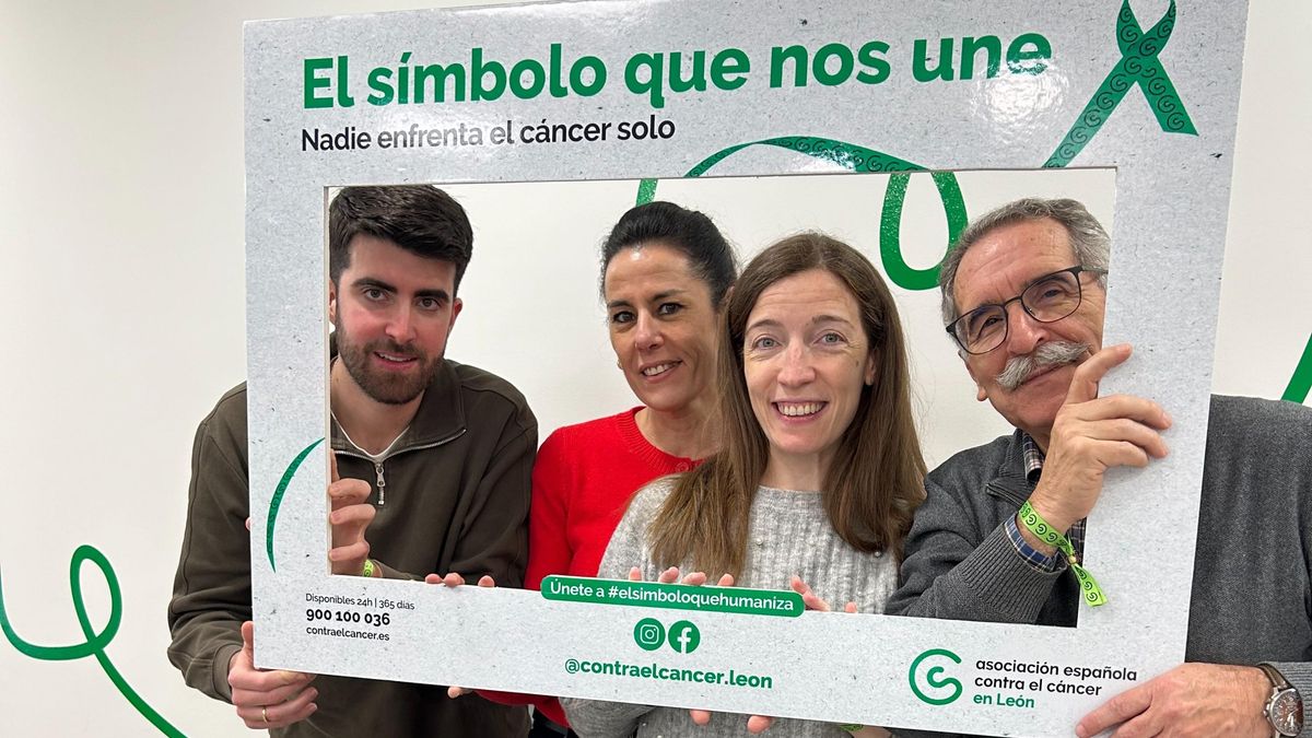 Campaña de la Asociación Española contra el Cáncer de León, con el presidente, Estanislao de Luis Calabuig (d).