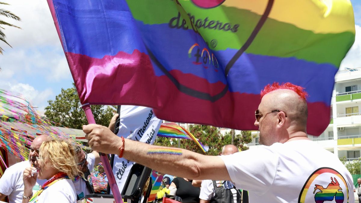 Miles de personas se congregan este sábado en el sur de Gran Canaria en la tradicional manifestación del Orgullo de Maspalomas. EFE/Laura Bautista