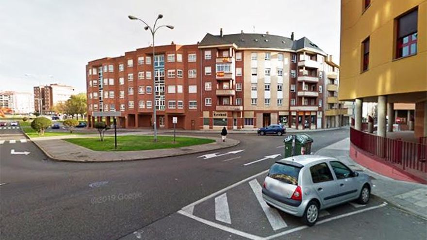 Salida a la avenida Príncipe de Asturias en la Serna de la Ronda Interior desde el Espolón.