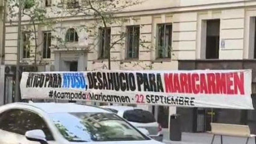 Una pancarta frente al piso de lujo que compró la Comunidad de Madrid: "Ático para Ayuso, desahucio para Maricarmen"