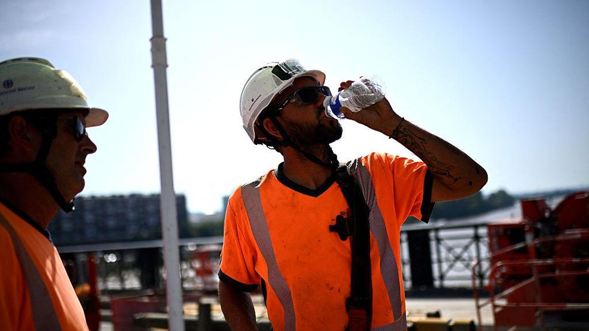 Un trabajador bebe agua durante una obra en un puente en Burdeos, Francia, el 30 de junio.