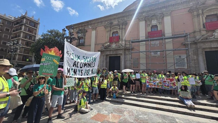 El montaje del Corpus amenaza la acampada de profesores de València
