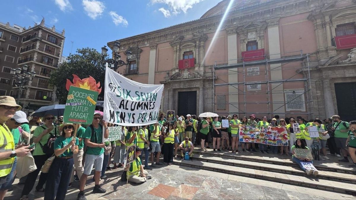El montaje del Corpus amenaza la acampada de profesores de València