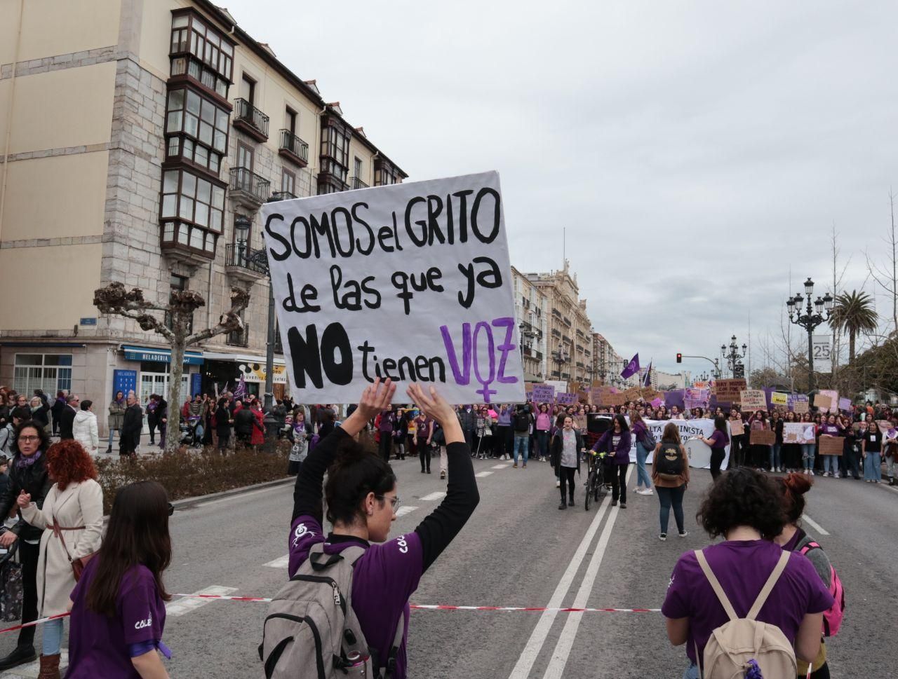 Manifestación feminista por el 8M en Santander. | ANDRÉS HERMOSA