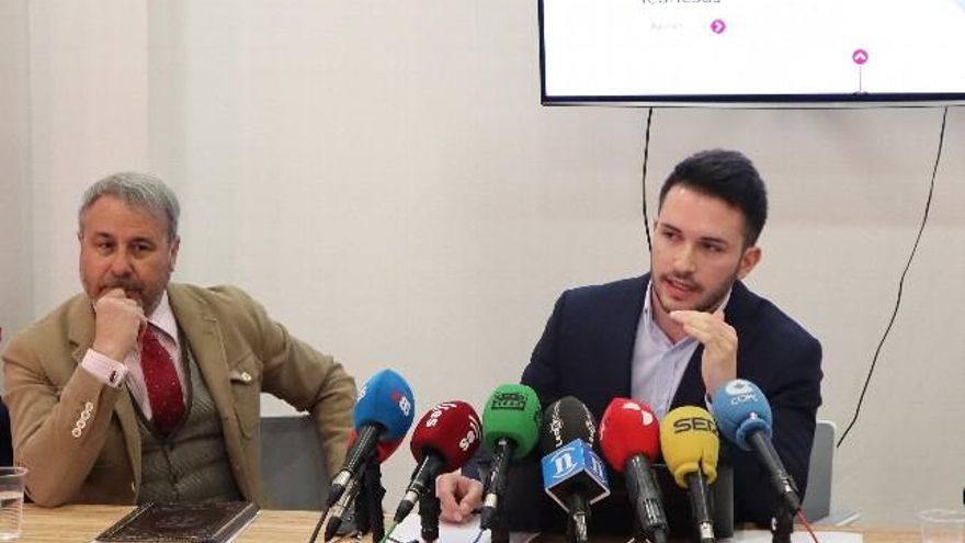 Carlos S. Campillo / ICAL El vicepresidente del Círculo Empresarial Leonés, Jesús Riol (I) y el director técnico de MediaRoom Solutions, Alan Sastre (D), presentan la renovación de su página web institucional, www.celempresas.com