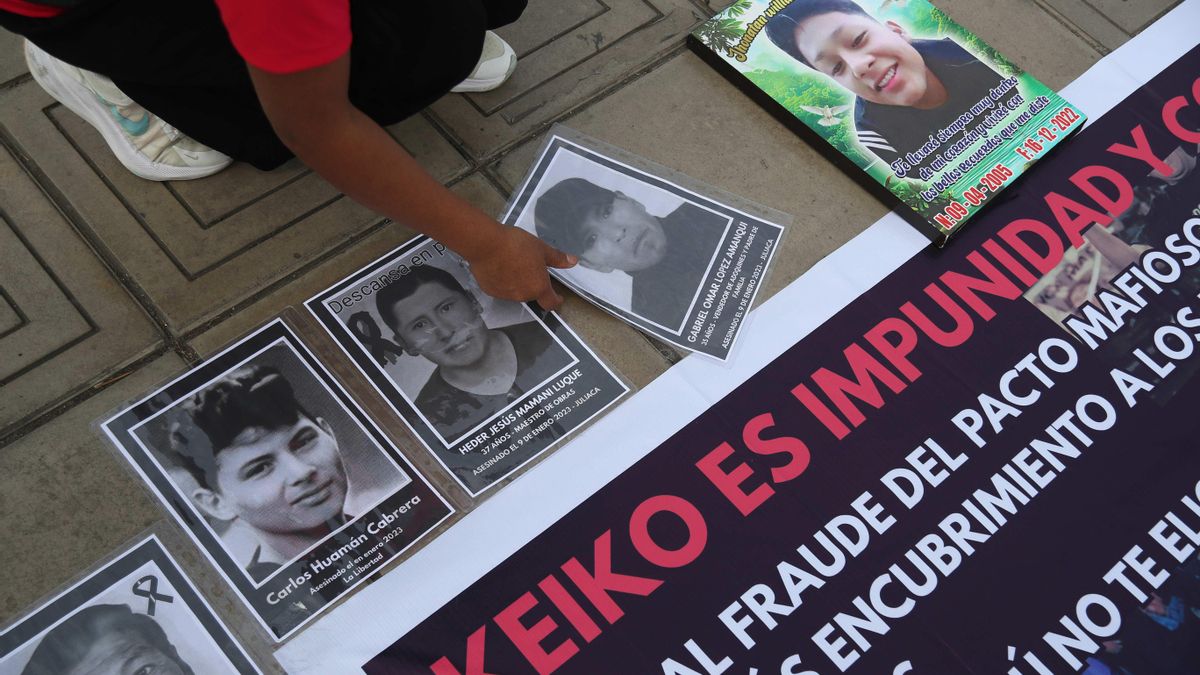 Integrantes de la asociación de víctimas de la masacre de Juliaca, ocurrida en medio de las protestas por la destitución del expresidente Pedro Castillo, participan en una manifestación contra Keiko Fujimori.