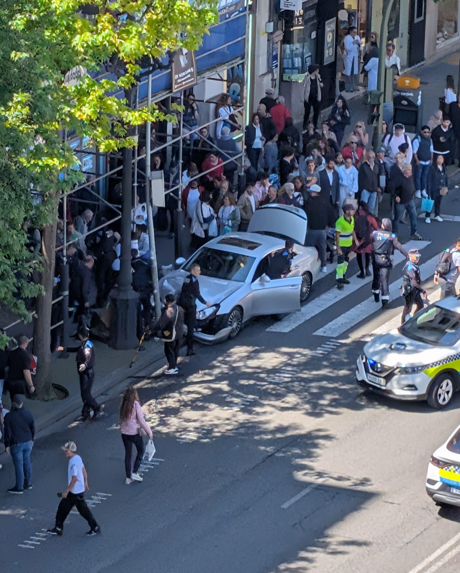 Imagen del coche que ha atropellado a tres mujeres frente al Ayuntamiento de Santander.