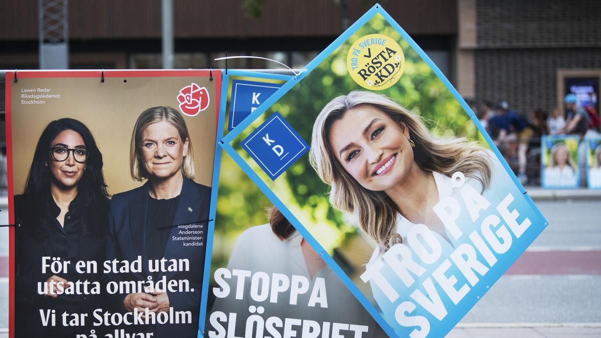 Carteles electorales de los socialdemócratas y los demócratas cristianos en Skanstull, con motivo de las elecciones parlamentarias suecas, en Estocolmo, Suecia, el 18 de agosto de 2026.