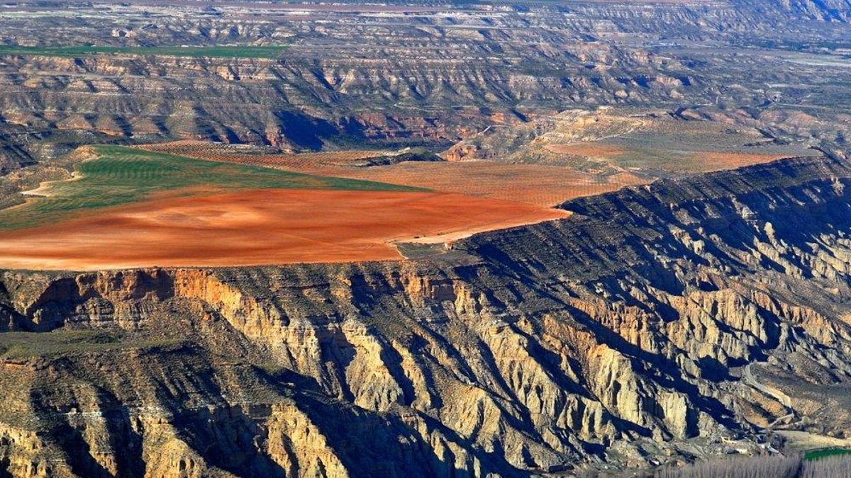 La paleta de colores cambia mucho según la hora del día, siendo el amanecer y el atardecer los momentos de mayor belleza