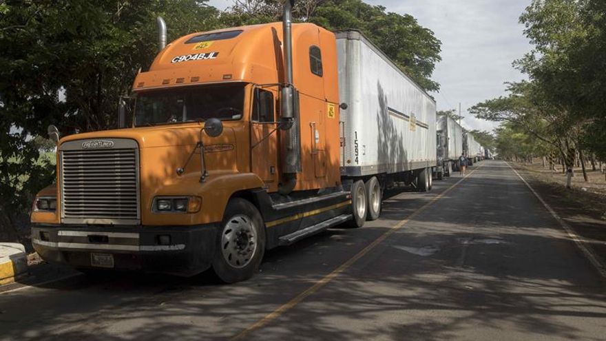 Fotografía de camiones en Peñas Blancas en la frontera entre Nicaragua y Costa Rica cerca a la ciudad de Rivas (Nicaragua).
