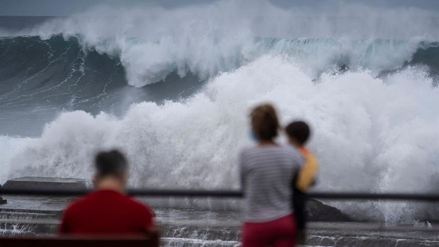 Vecinos de Bajamar, en el municipio tinerfeño de La Laguna, contemplan el fuerte oleaje que ha afectado este jueves, a la costa norte de Tenerife.