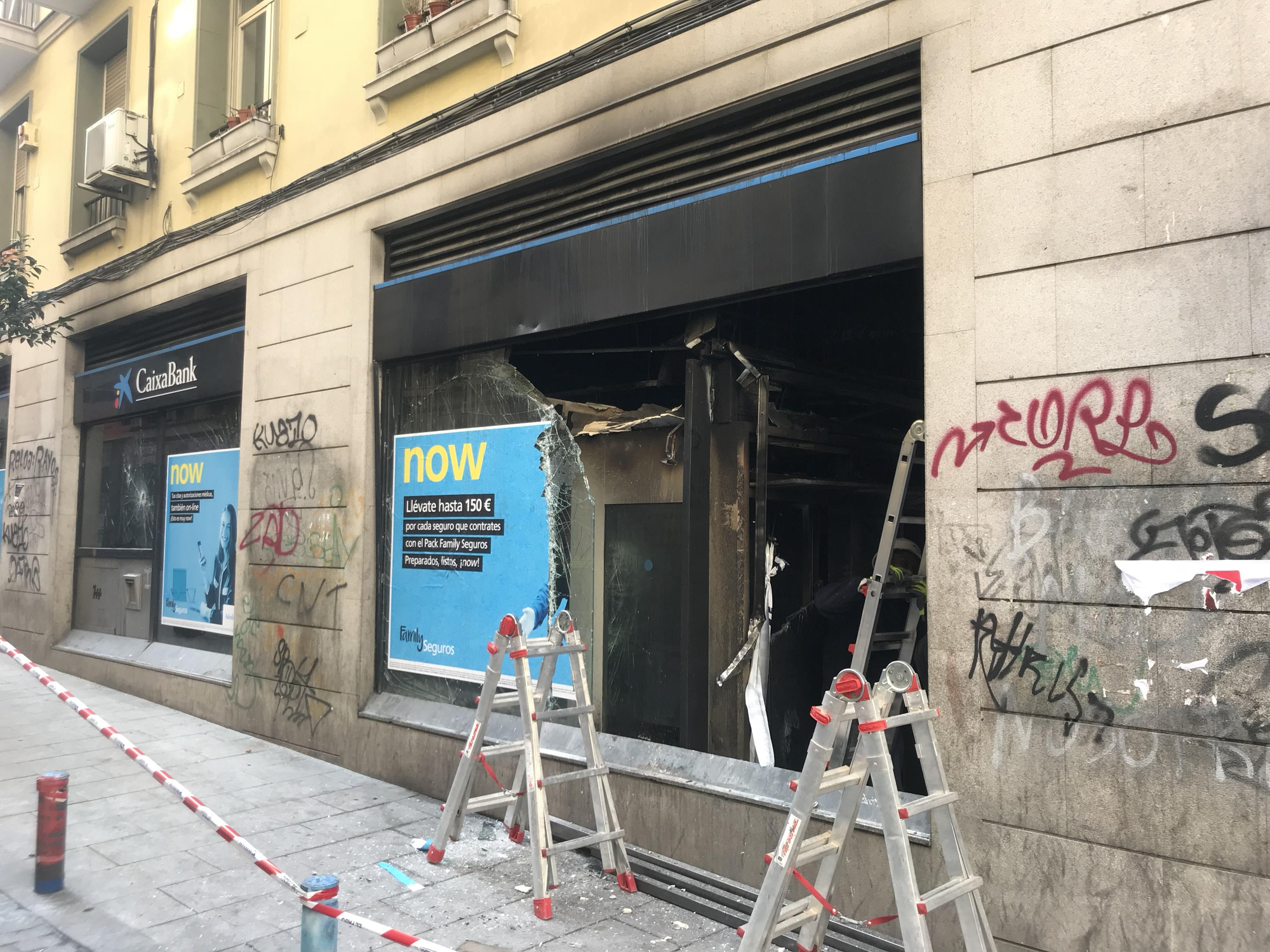Daños en la sucursal de La Caixa en Lavapiés.