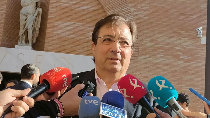 El presidente de la Junta de Extremadura, Guillermo Fernández Vara, atiende a los medios de comunicación junto al Museo Nacional de Arte Romano de Mérida.