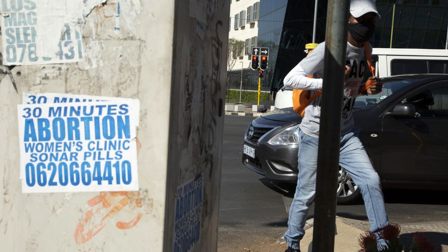 Letrero en una acera en Johannesburgo, Sudáfrica. Millones de mujeres y niñas en todo el mundo han perdido acceso a anticonceptivos, servicios de aborto y atención relacionada debido a la pandemia del coronavirus.
