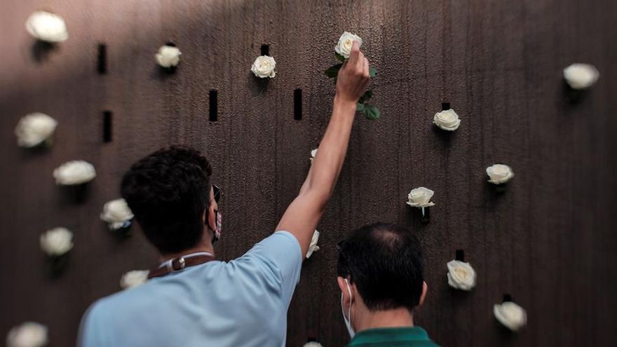 Ofrenda de flores que se realiza cada año en el aniversario del accidente ante el monumento 'Luces en el vacío', en el paseo de Las Canteras. EFE/Ángel Medina G.