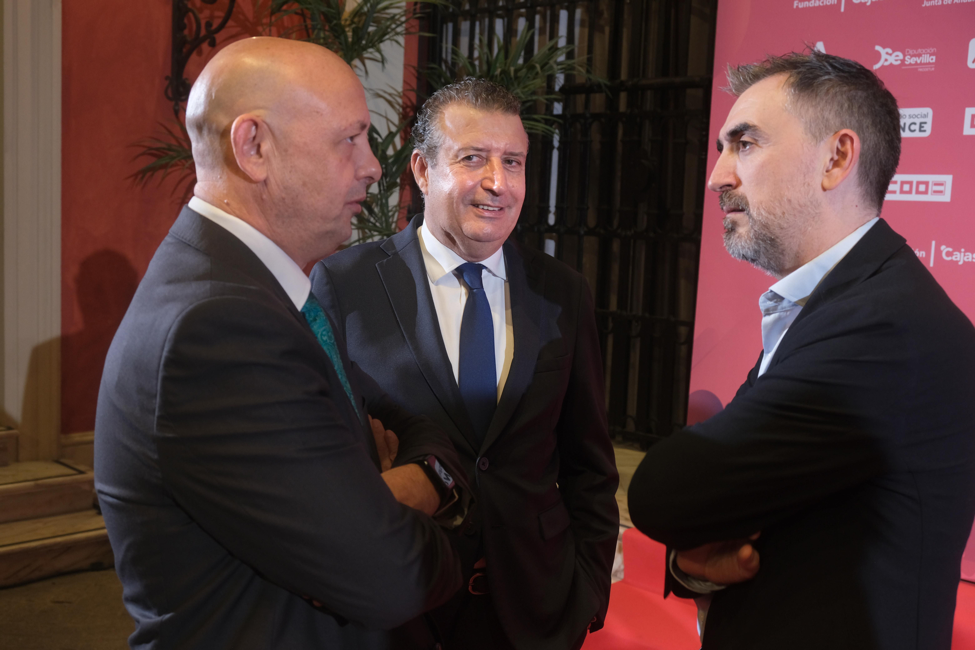 Ignacio Escolar charla con el alcalde de Dos Hermanas y secretario de Organización del PSOE-A, Francisco Rodríguez, y el presidente de la Diputación de Sevilla