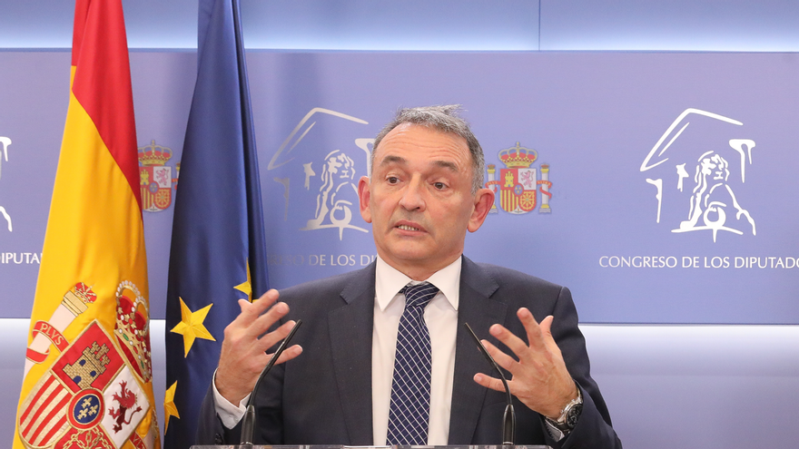 Archivo - El secretario de Estado para la Agenda 2030 y secretario general del Partido Comunista, Enrique Santiago, ofrece una rueda de prensa en el Congreso de los Diputados, a 17 de noviembre de 2021, en Madrid (España).