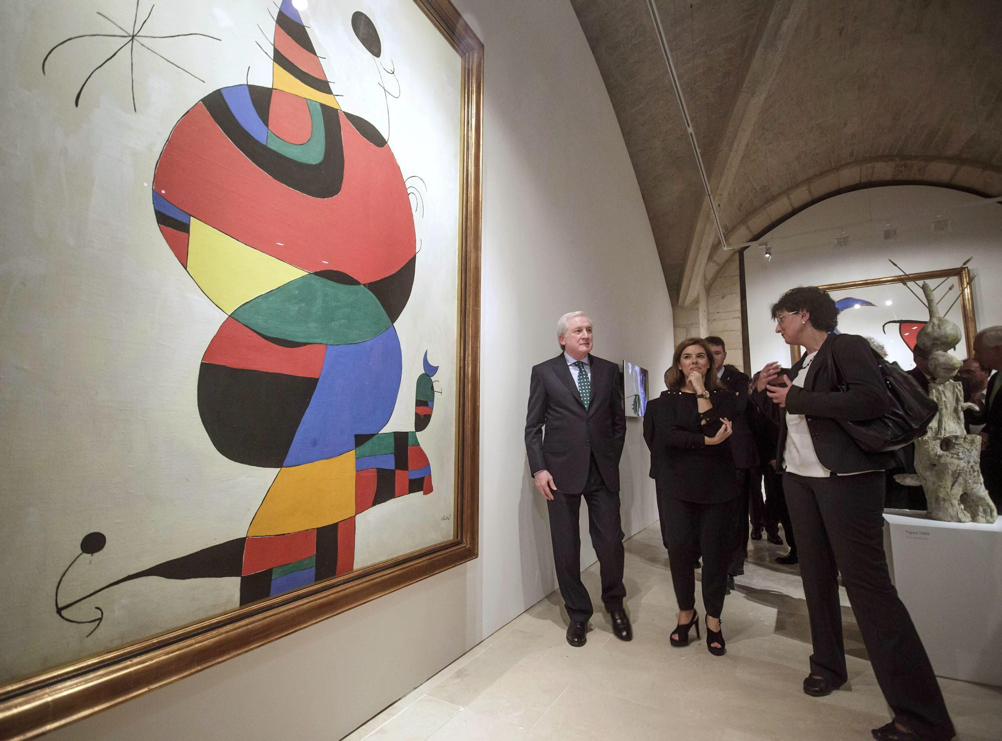 BURGOS, 04/10/2013.- La vicepresidenta del Gobierno, Soraya Sáenz de Santamaría (c), y el presidente de la Fundación Silos, Antonio Méndez Pozo (i), escuchan las explicaciones de la comisaria de la exposición "Miró último 1963-1983. La experiencia de mirar", Carmen Fernández (d), que ha inaugurado hoy la vicepresidenta en la Catedral de Burgos. EFE/Santi Otero