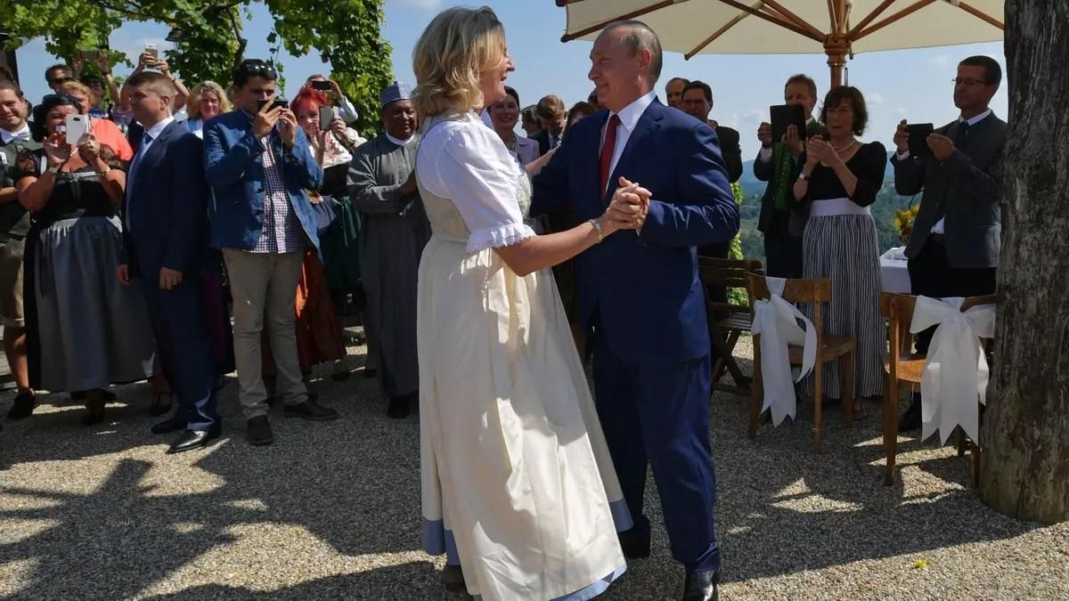 La exministra de exteriores austriaca Karin Kneissl bailando con Vladimir Putin durante su boda en agosto de 2018 Alexei Druzhinin /AFP via Getty Images