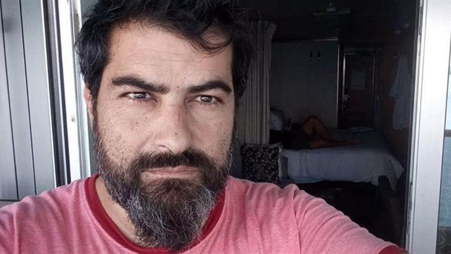 Fotografía personal cedida donde aparece el periodista argentino Dante Leguizamón que se encuentra "cautivo" a bordo del crucero "Rotterdam" junto a otros diez argentinos, cinco pasajeros y cinco músicos, además de miembros de la tripulación.