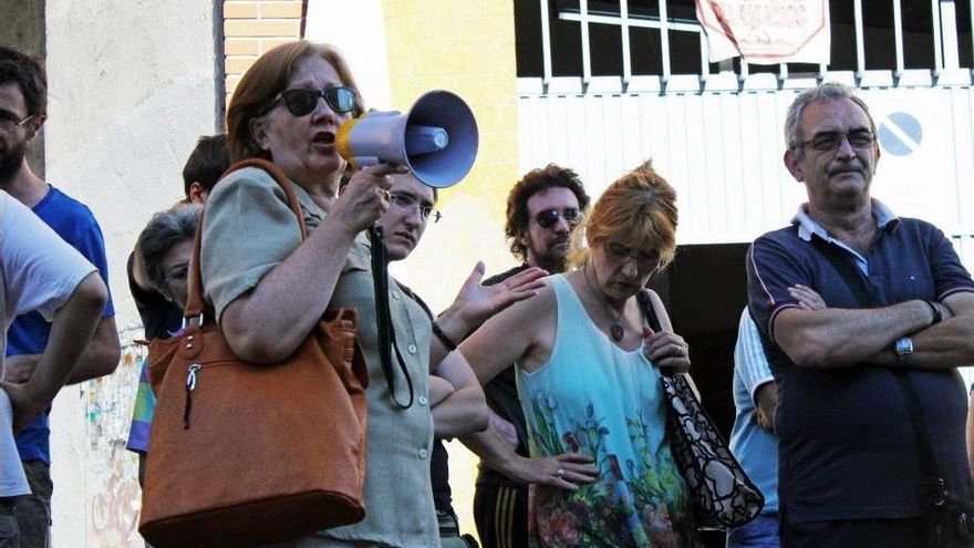 Violeta, Carmen, Paco, los demás