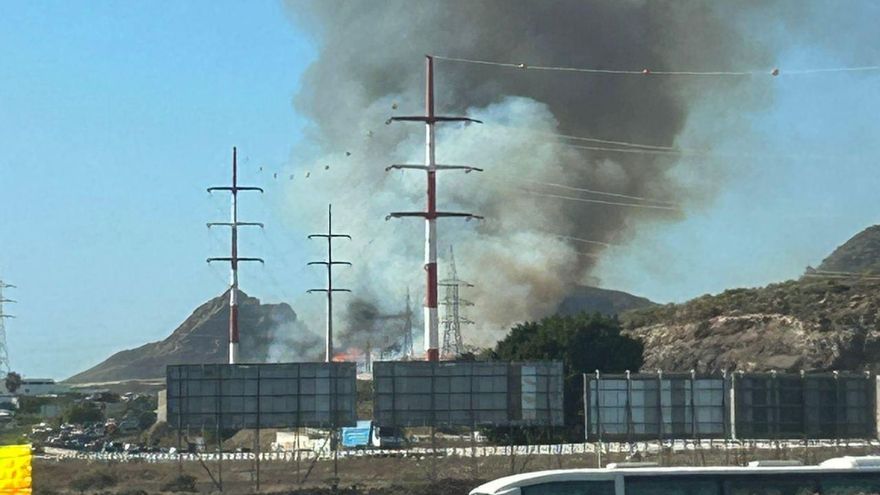 Aparatoso incendio en una planta de compostaje en Arona