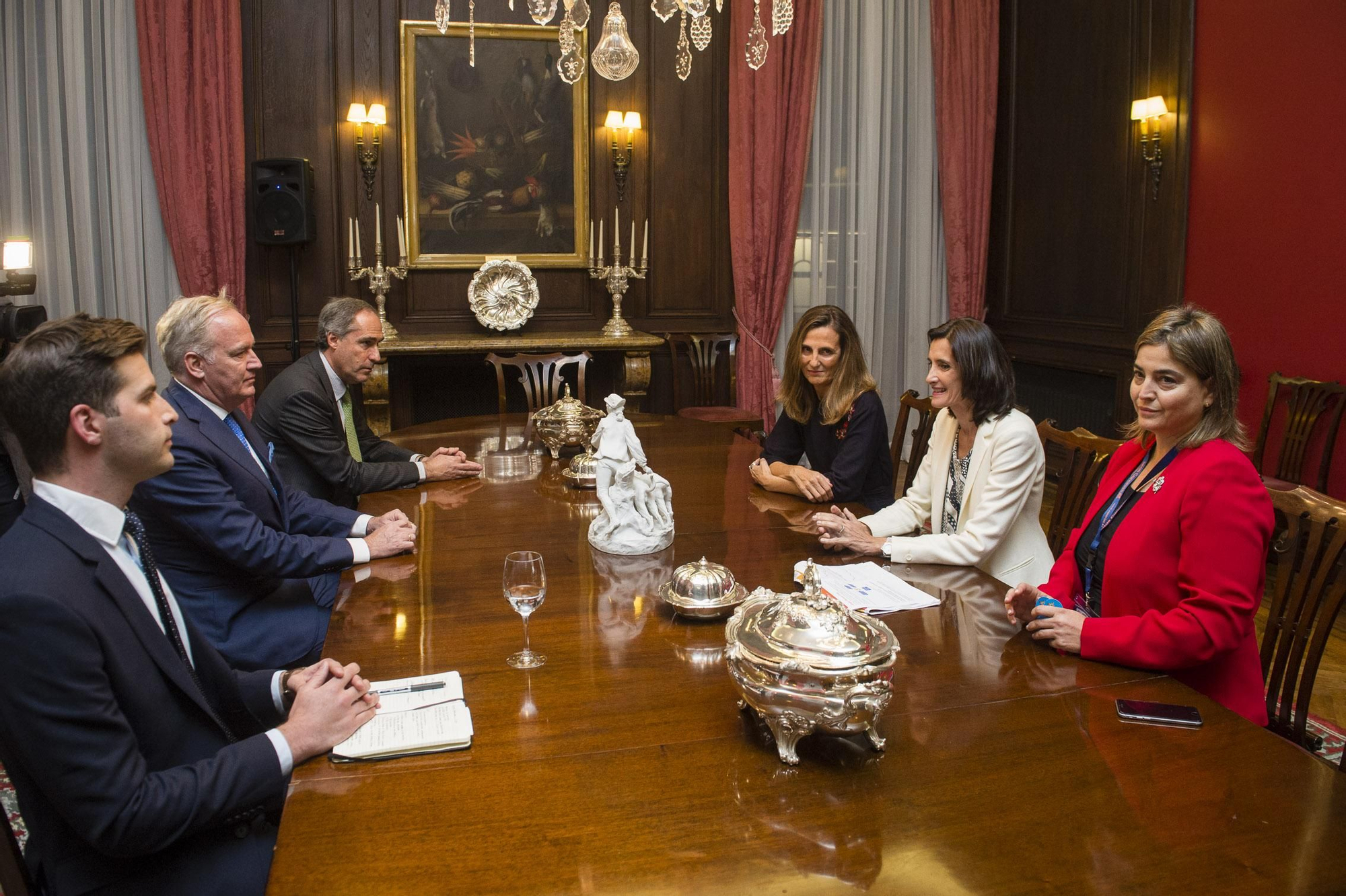 Mariate Lorenzo (con chaqueta blanca), durante la reunión en la Embajada de España en Londres