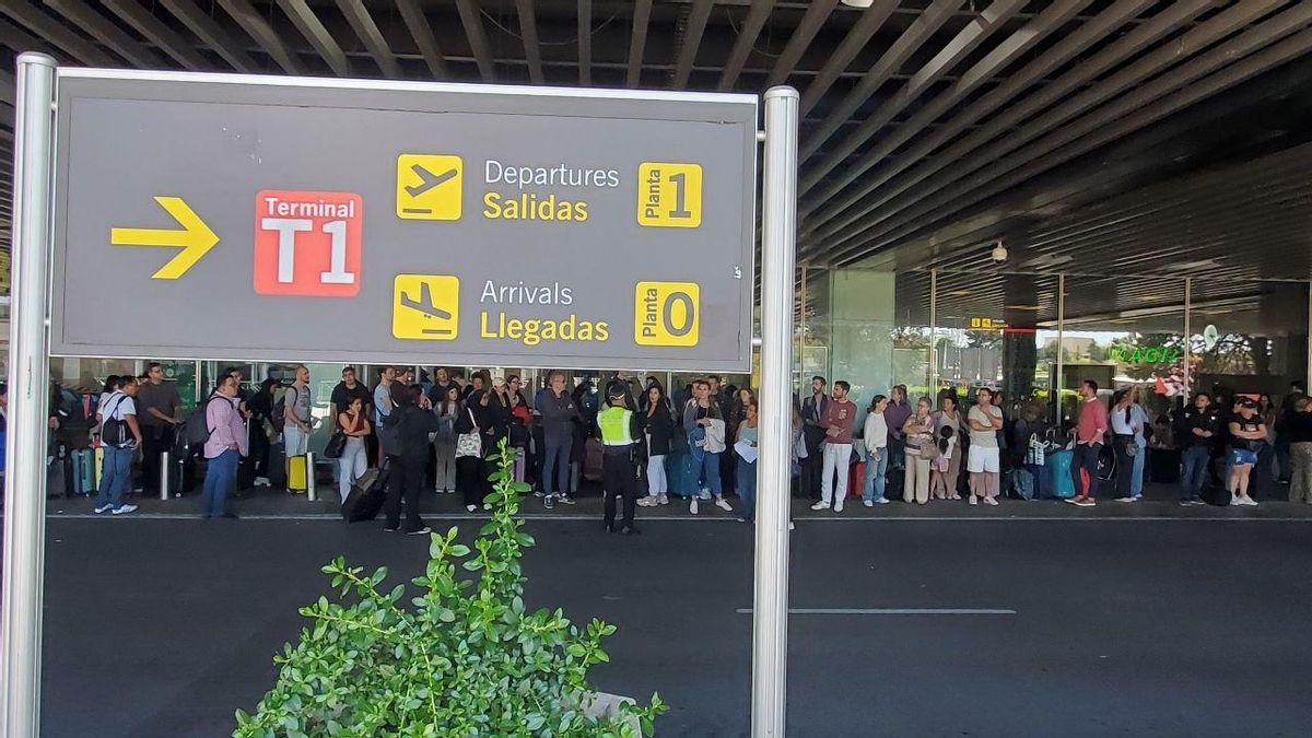 Viajeros esperando en el aeropuerto de Barajas para coger el transporte público durante el apagón.