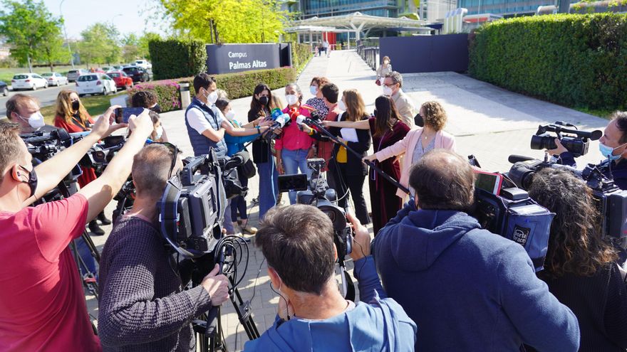 Representantes del comité de empresa atienden a los medios de comunicación concentrados ante la sede de Abengoa