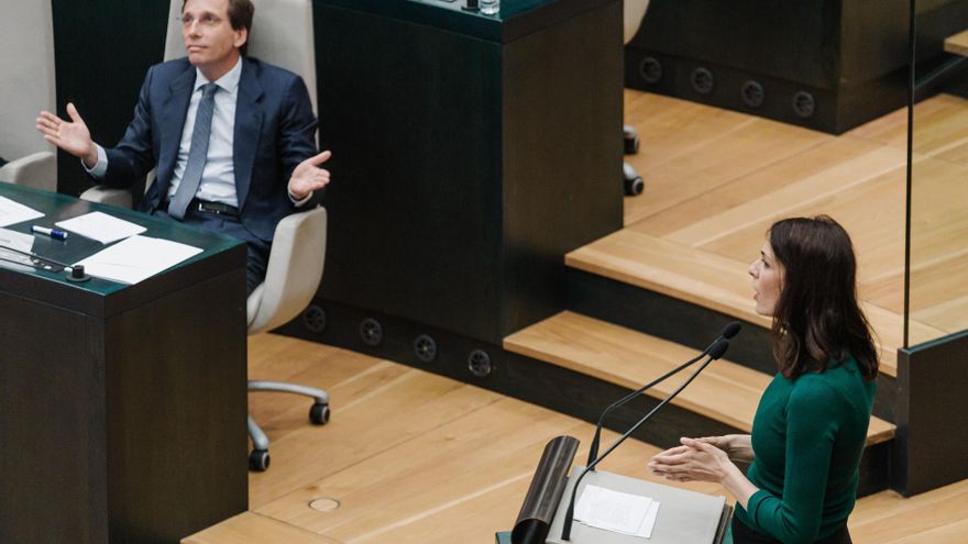 Archivo - La jefa de la oposición del Ayuntamiento de Madrid y portavoz del grupo municipal de Más Madrid, Rita Maestre, y el alcalde de Madrid, José Luis Martínez Almeida