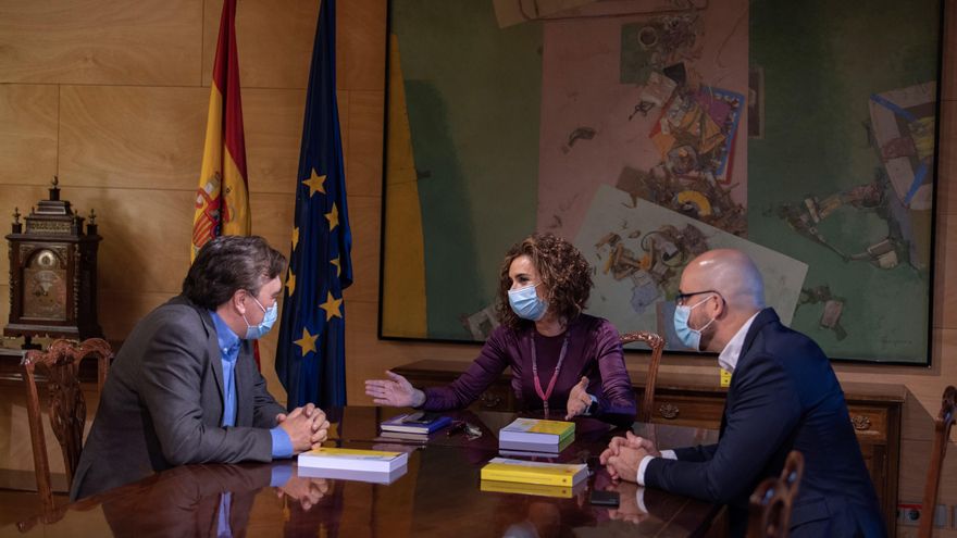 El diputado de Teruel existe, Tomás Guitarte (i), se reúne con la ministra de Hacienda, Maria Jesús Montero (c) y el secretario de Estado de Derechos Sociales, Nacho Álvarez (d),. EFE/ Borja Puig De La Bellacasa? ? ? ? ? ? ? ? ? ? ? ? ? ?