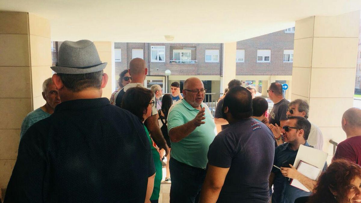 Miembros de la plataforma Stop Desahucios se concentran a las puertas de la vivienda para impedir el desalojo.