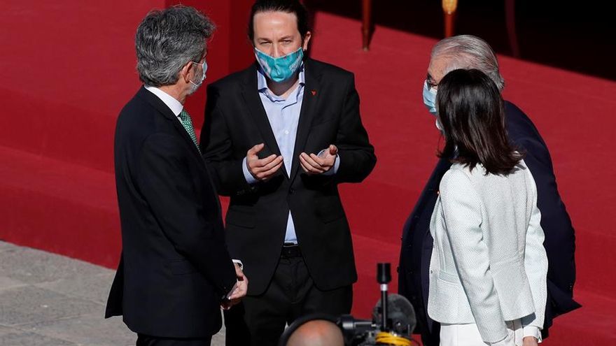 Una de las imágenes del día: Pablo Iglesias conversa con el presidente del Consejo General del Poder Judicial, Carlos Lesmes. La charla se produce tras semanas de tiranteces entre el líder de Unidas Podemos y el máximo jefe del Poder Judicial